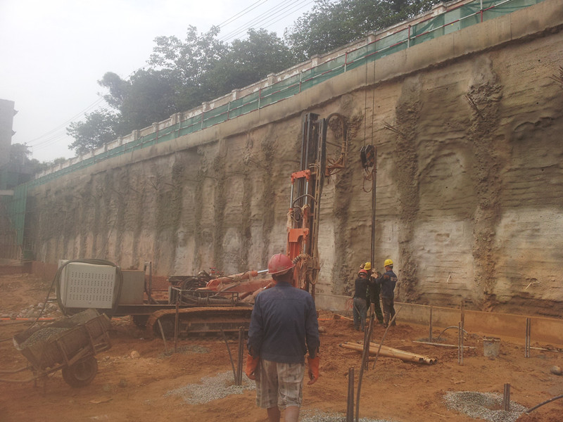 拓力履带式锚杆钻机抗浮锚杆施工中